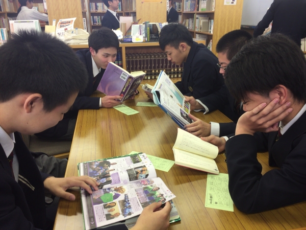２年生です。小説以外にも図鑑や雑誌などもあります。